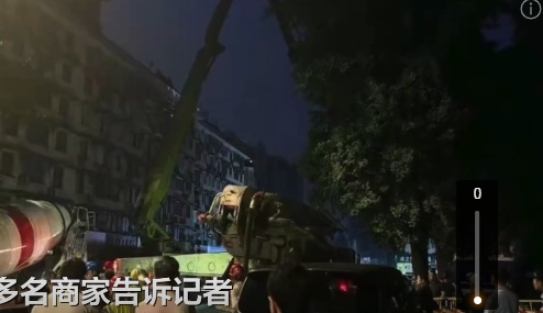 成都地鐵13號線建設站，凌晨驚見巨大天坑，官方急忙灌漿搶救。 圖 : 翻攝自我們