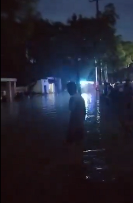 甲山菜市場門口一家藥店因暴雨漲水，導致女營業員觸電身亡。 圖：翻攝自李老師不是你老師 X（前推特）帳號