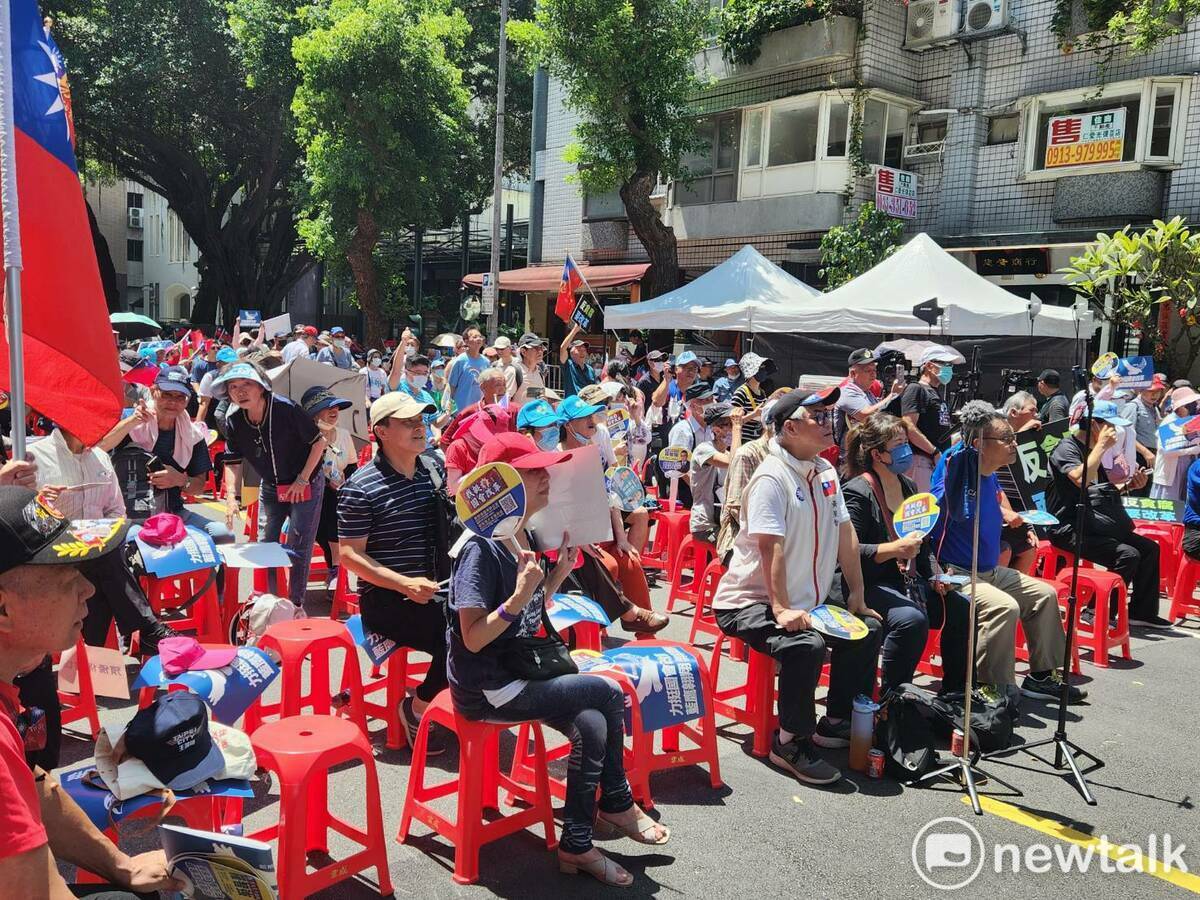 因豔陽酷曬，直至上午11點，國民黨發起的反改革行動已進入後半段，現場擺放的紅椅子仍無法坐滿人。 圖：黃建豪/攝