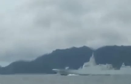 疑似中國055萬噸大驅大連艦被發現貼著菲律賓巴拉望沿岸行駛。 圖 : 翻攝自觀察者網(資料照片)