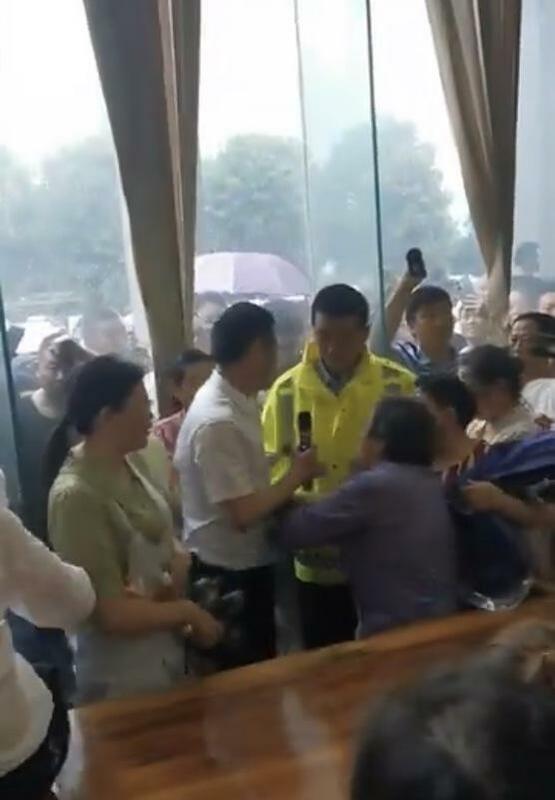 陽光集團員工湧入公司維權，副鎮長在現場調解 圖：翻攝自Ｘ（前推特）@muyang909