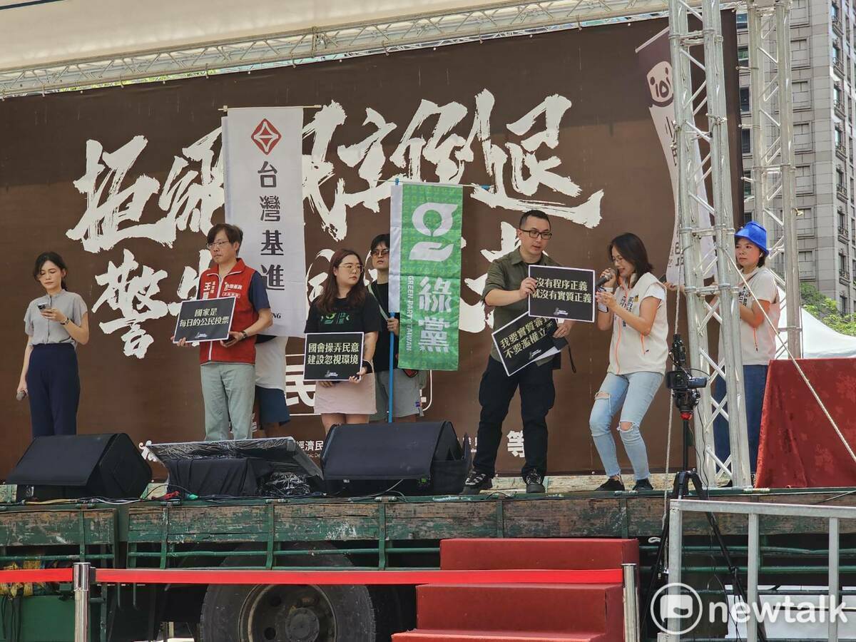 公民團體在立院場外濟南路舞台進行宣講。 圖：林昀真/攝