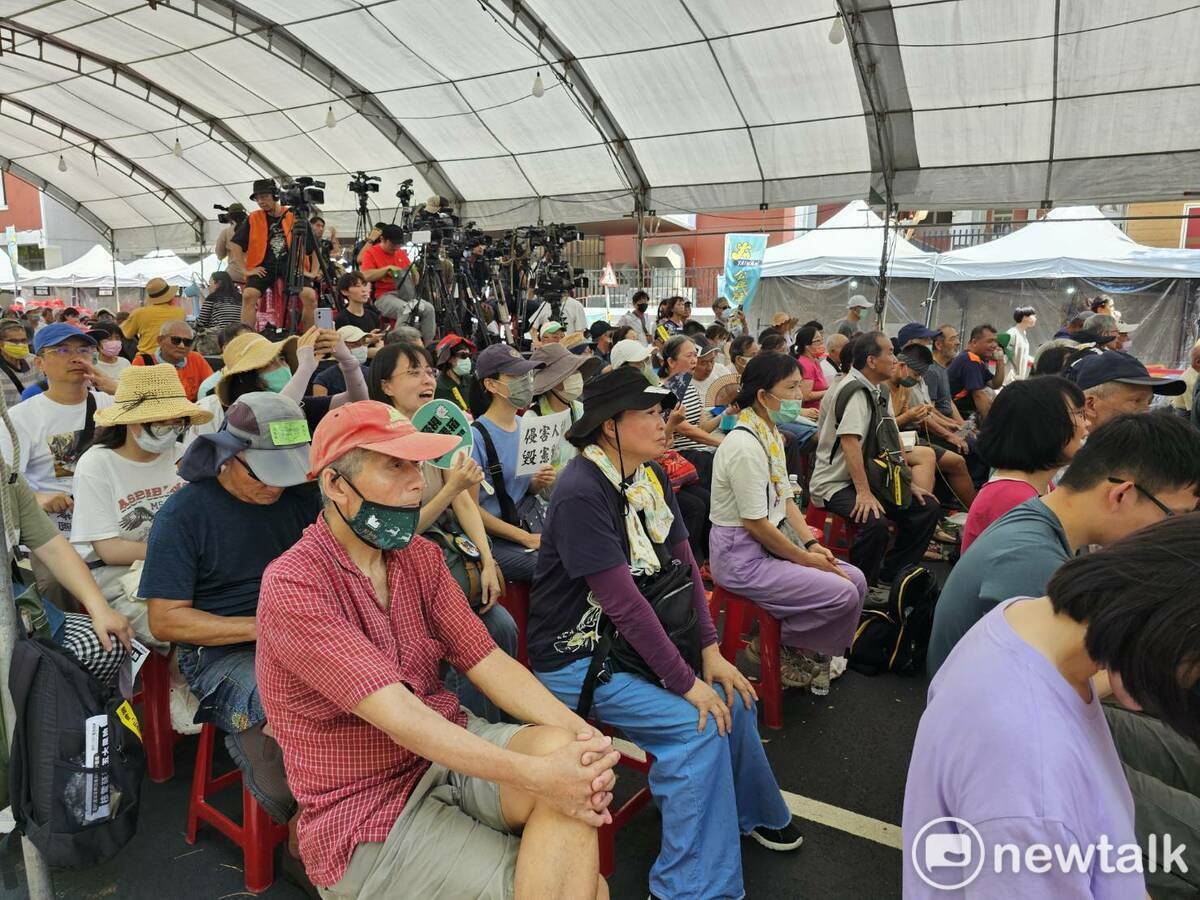 許多民眾頂著高溫，自主到立院周邊集結表達反國會擴權。 圖：林昀真/攝