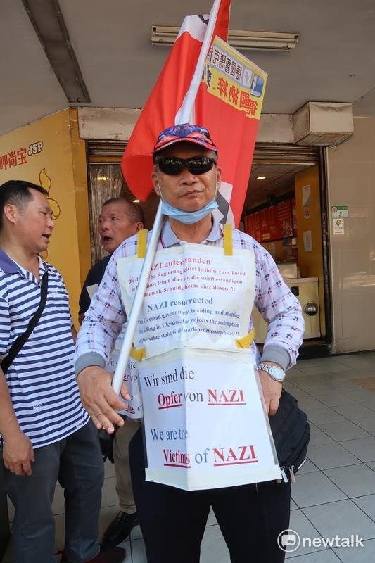 德國舊馬克協會理事長謝華謀稱他們手舉納粹旗是在抗議納粹德國沒收他們的舊馬克不還。(資料照) 圖：林朝億/攝