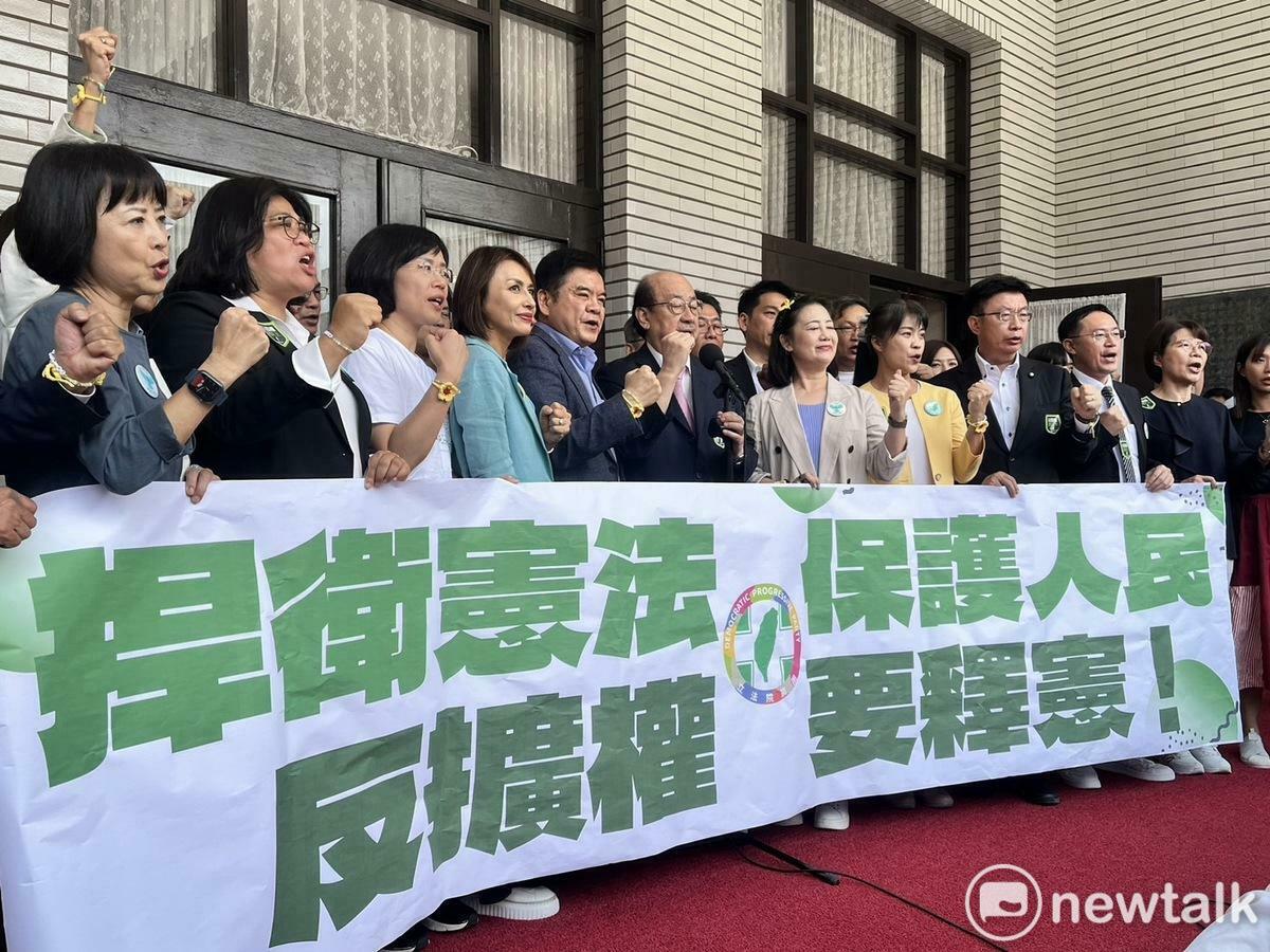 國會改革覆議失敗後，民進黨立委群起高呼「反擴權、要釋憲、台灣加油」。 圖：金大鈞/攝