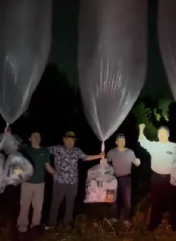 南韓脫北者團體20日晚間向北韓空飄20只氣球散發30萬份傳單。圖攝於6月6日飄送氣球前。 圖：翻攝社群媒體「X」