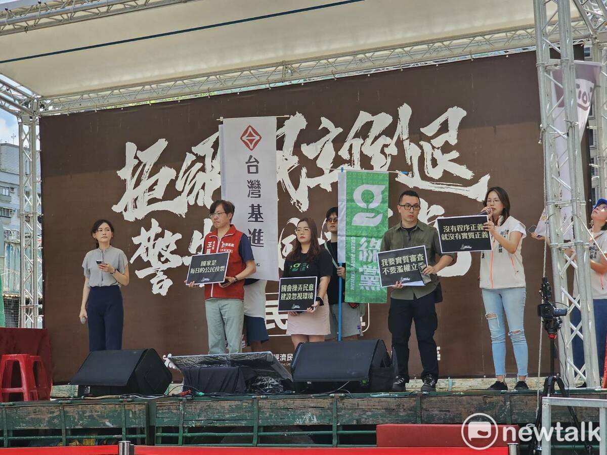 公民團體宣布將分成六組，持續監督立法院的一舉一動，只要七大民主倒退法案有任何進展，民團必定會有所行動。 圖：林昀真/攝