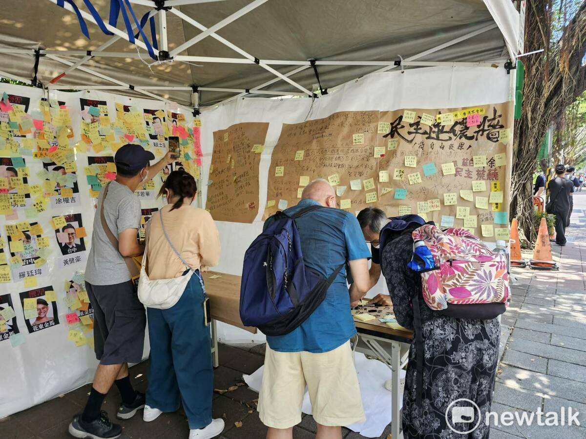 反國會擴權民眾寫下自己的主張貼在民主牆上。 圖：林昀真/攝