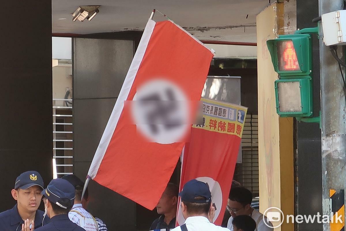 手持納粹旗幟的「德國舊馬克協會」成員出現在國民黨造勢現場。 圖：林朝億/攝