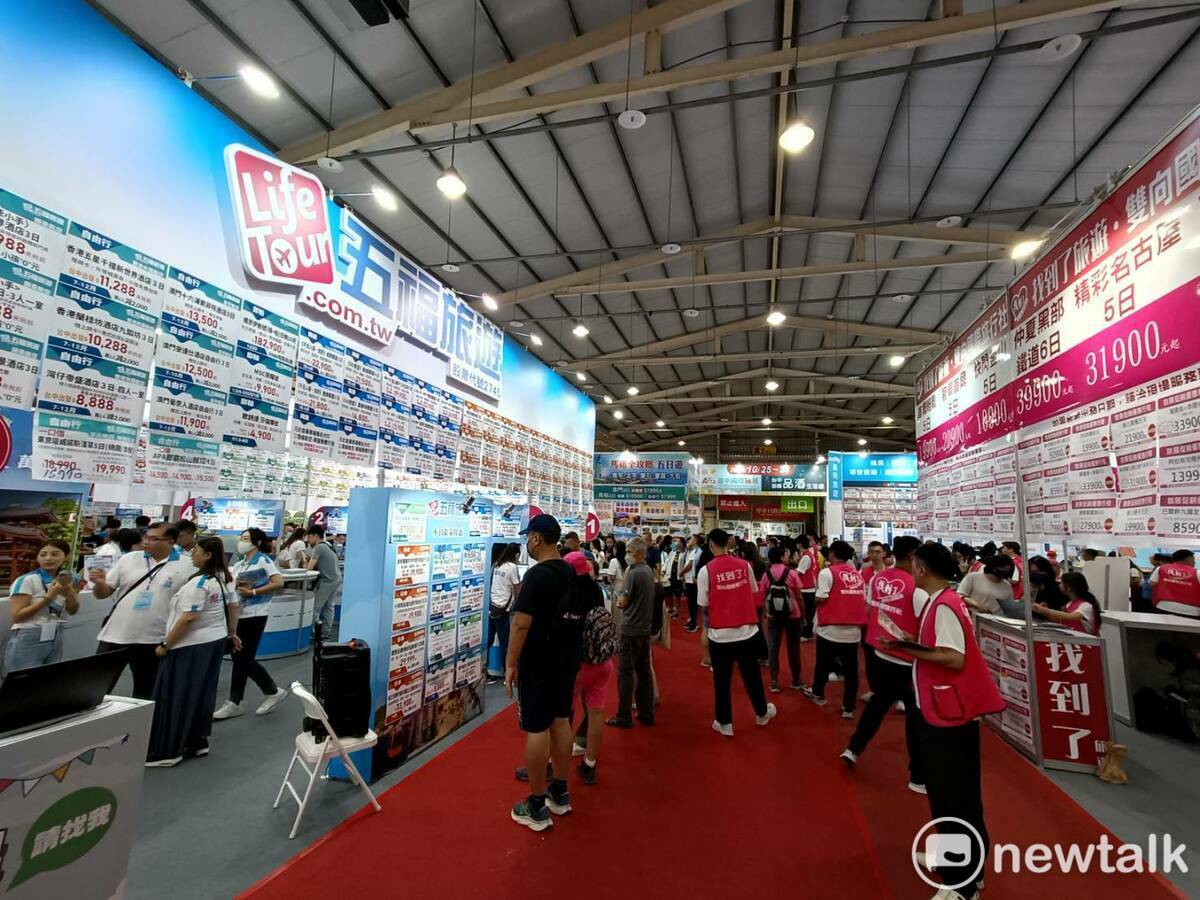 五福旅遊祭出旅展現場訂購日本行程享第2人最高減1萬優惠，搶攻暑假出國熱潮。 圖：唐復年/攝