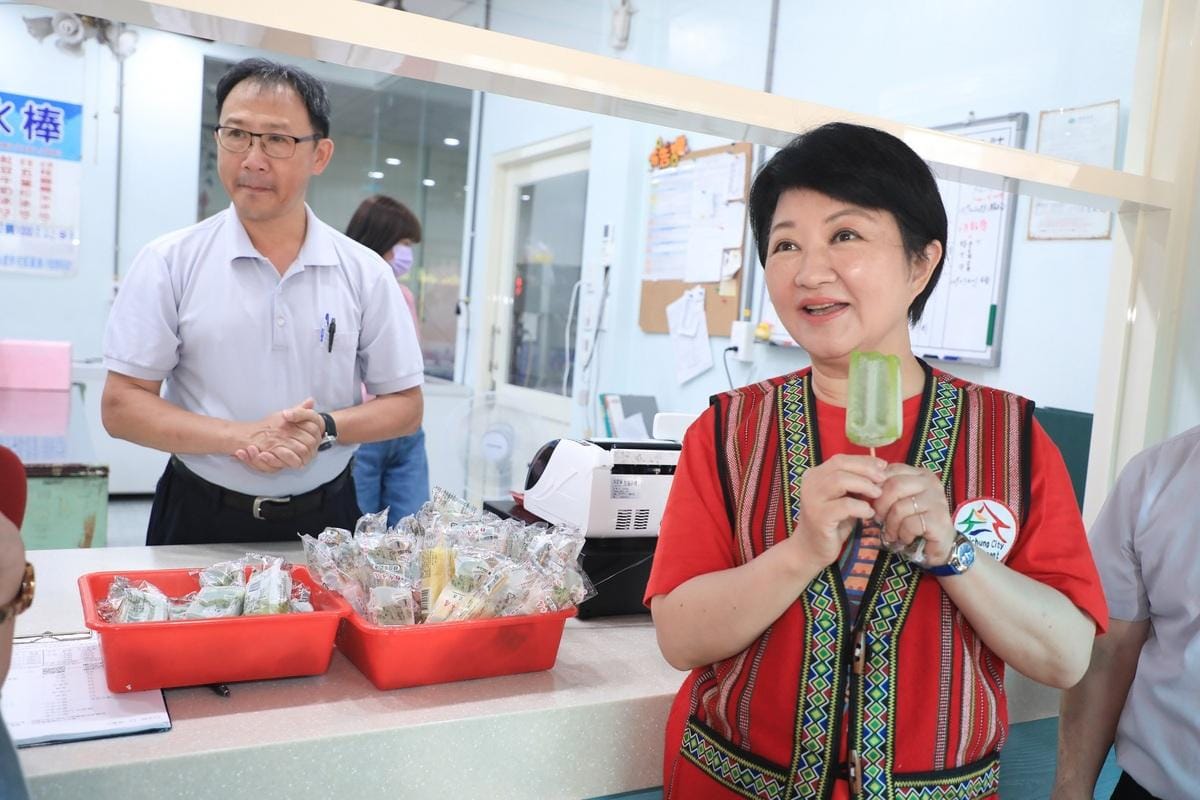盧秀燕長化身「掃貨女王」，購買不同口味的冰棒，跟國小師生同樂。 圖：台中市政府/提供
