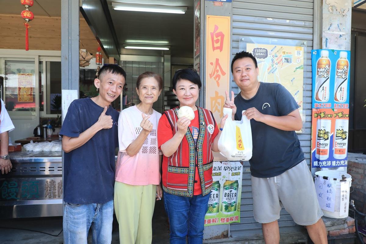 盧秀燕吃完白冷冰棒，又去吃白冷肉包。 圖：台中市政府/提供