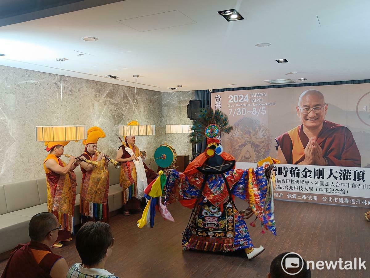 記者會由金鋼舞揭開序幕。 圖：唐復年/攝