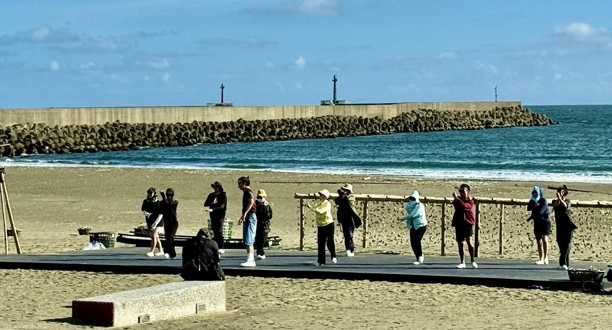 臺南市政府農業局明日將在安平區觀夕平台沙灘區舉辦臺南400年農漁藝術地景藝術節系列活動第二場──安平區「戀戀蚵南里」，工作人員今日特地到場彩排。 圖：台南市政府/提供