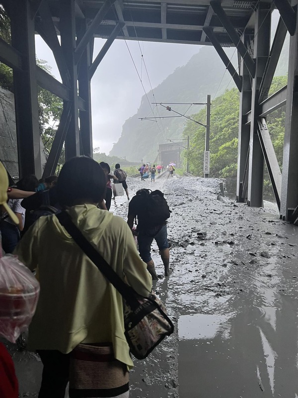 台鐵新自強號遭土石泥流衝擊發生出軌意外，司機員急拉手煞車救了車上五百多名乘客。 圖：翻攝自張峻臉書