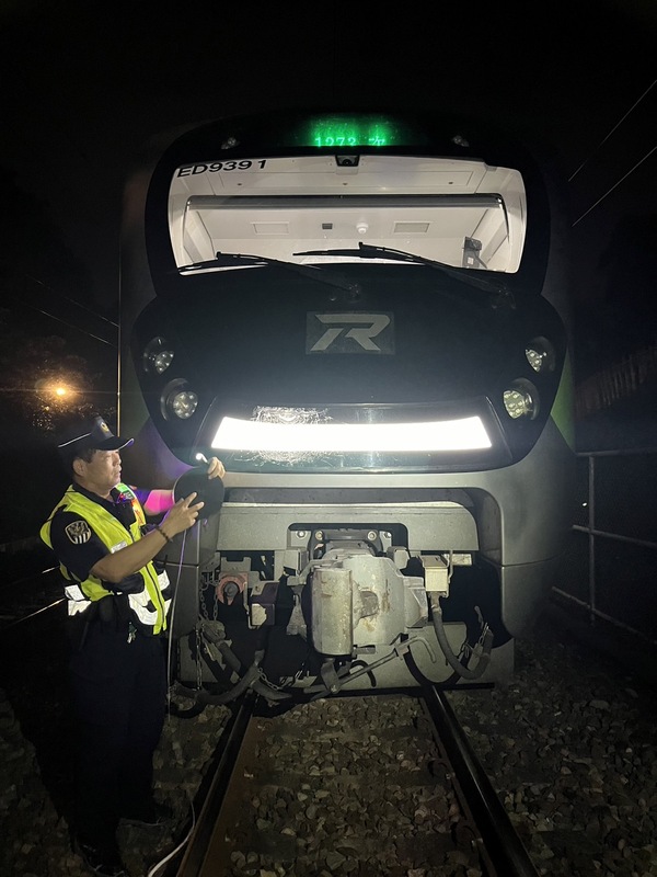 台鐵EMU3000型自強號229次列車，於21日在花蓮西正線遭土石流衝擊出軌，李孟諺指示三大改善工作。 圖：翻攝今日花蓮臉書