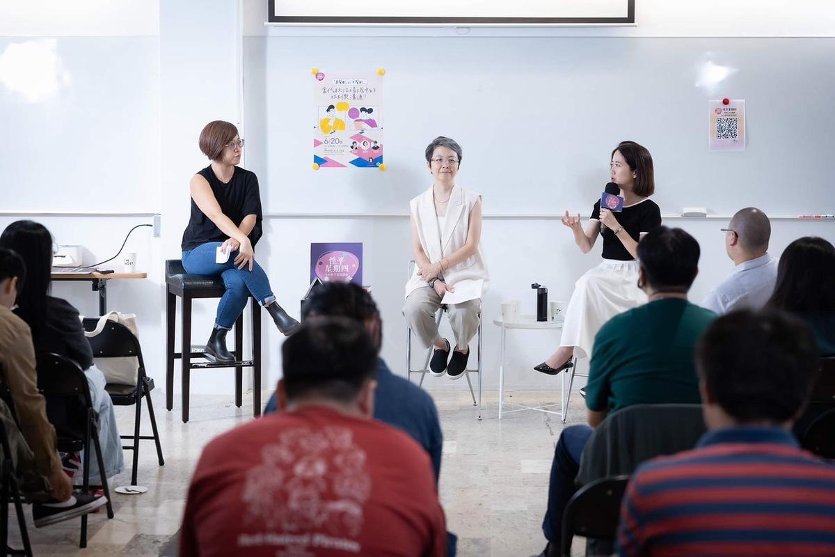 民進黨性平部舉行第二場「性平星期四」講座，由李晏榕主持，戴瑋姍、李佩雯出席與談。 圖：民進黨提供