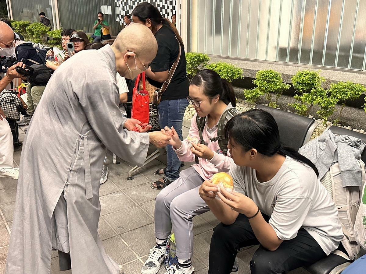 台鐵新自強號遭土石流衝擊發生出軌意外，慈濟人員帶物資到新城火車站關懷。 圖：慈濟提供