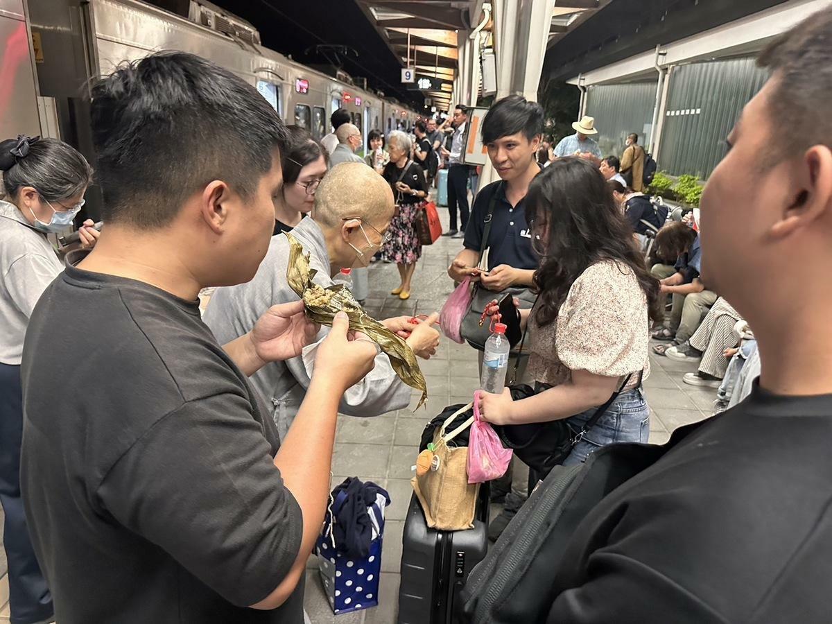 台鐵新自強號遭土石流衝擊發生出軌意外，慈濟人員帶物資到新城火車站關懷。 圖：慈濟提供