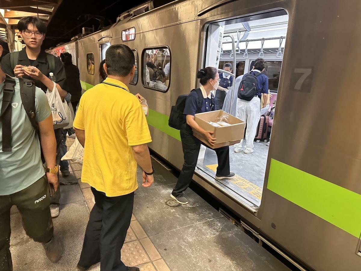 台鐵新自強號遭土石流衝擊發生出軌意外，慈濟人員帶物資到新城火車站關懷。 圖：慈濟提供