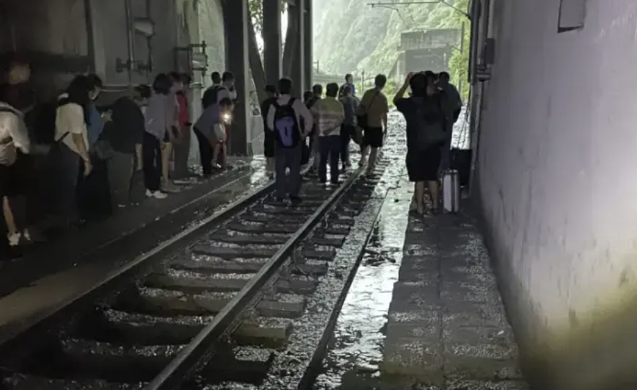 台鐵229次北上新自強號列車21日下午行經和仁隧道時，遭落石撞擊卡在隧道內，造成3節車廂出軌、9人受傷。 圖片來源/翻攝