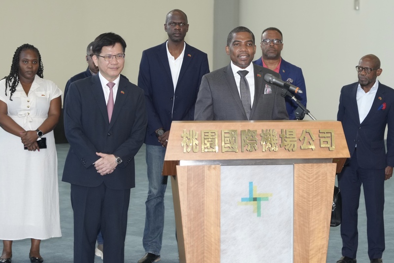 台灣友邦聖克里斯多福及尼維斯聯邦總理德魯（Terrance Drew）（前右）率團訪台，外交部長林佳龍（前左）22日上午前往桃園機場接機。德魯致詞表示，以堅定支持台灣為傲，也力倡讓台灣參與更多國際組織。 圖：外交部提供/中央社