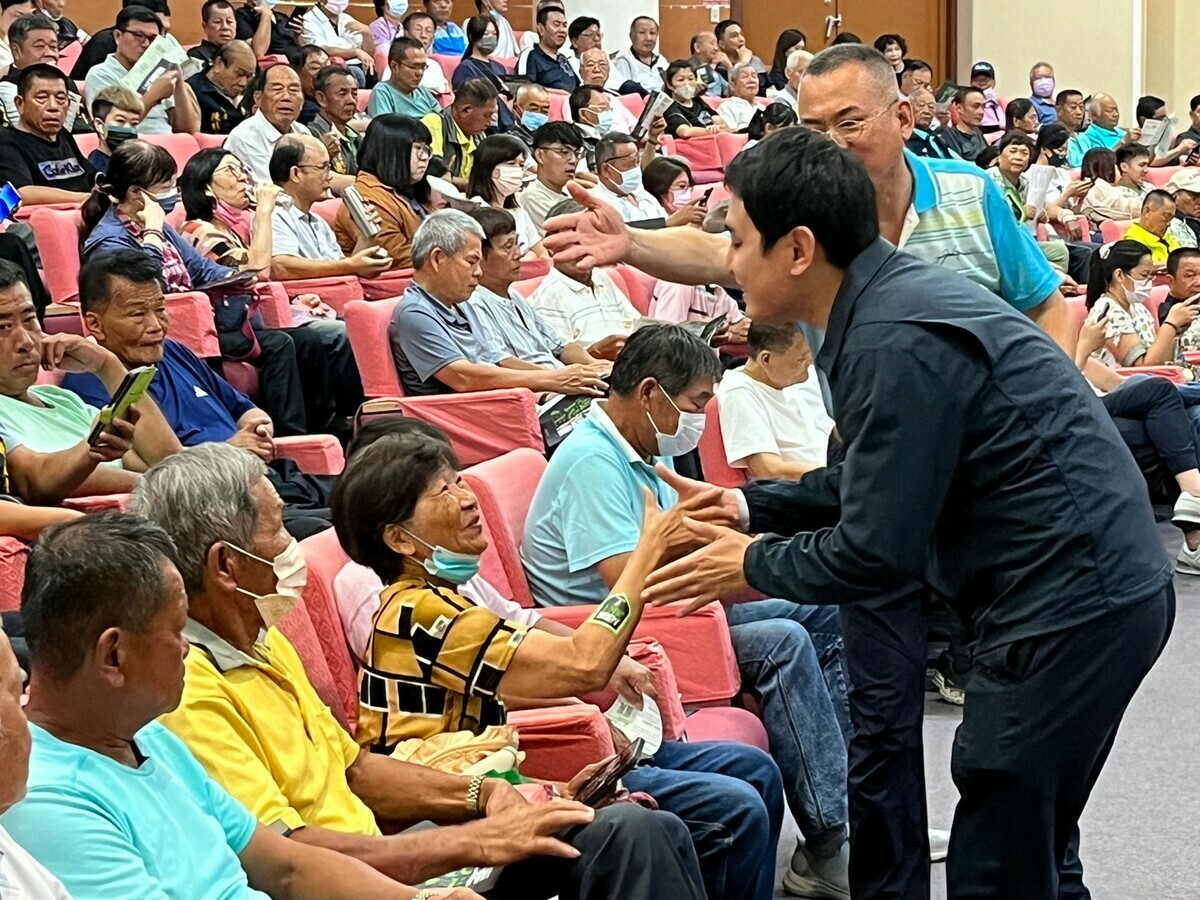 民進黨立法委員陳冠廷早在嘉義縣創新學院和民眾分享近期備受關注的「國會擴權」法案。 圖：翻攝自陳冠廷臉書