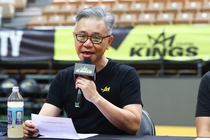 台灣職籃P.LEAGUE 新北國王董事長王文祥22日在新莊體育館舉行記者會，宣布將成立新聯盟。他強調，這不是第3個聯盟，而是整合所有的資源在一起，才能促進台灣職籃更加壯大。 圖：中央社