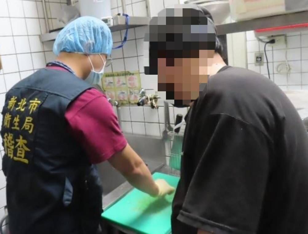 新北市衛生局20日派員前往遠雄廣場的鴻屋咖哩進行稽查。 圖：新北市衛生局/提供
