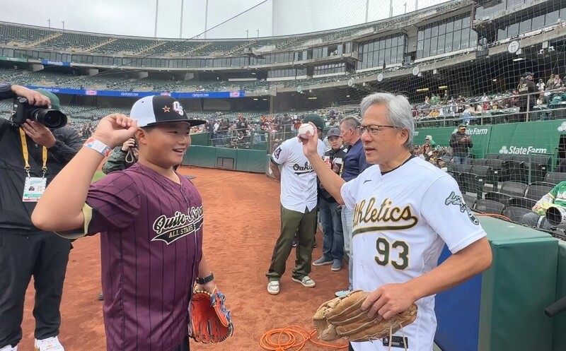 大聯盟奧克蘭運動家隊「舊金山台灣日」當天，台裔小將蔡承憲（左）臨時被派上場和輝達執行長黃仁勳（右）練投。爸爸特別提醒他「不要丟太大力」。他近日受訪靦腆笑說，「我只有幫他一點點，他本來就會投了」。 圖：中央社