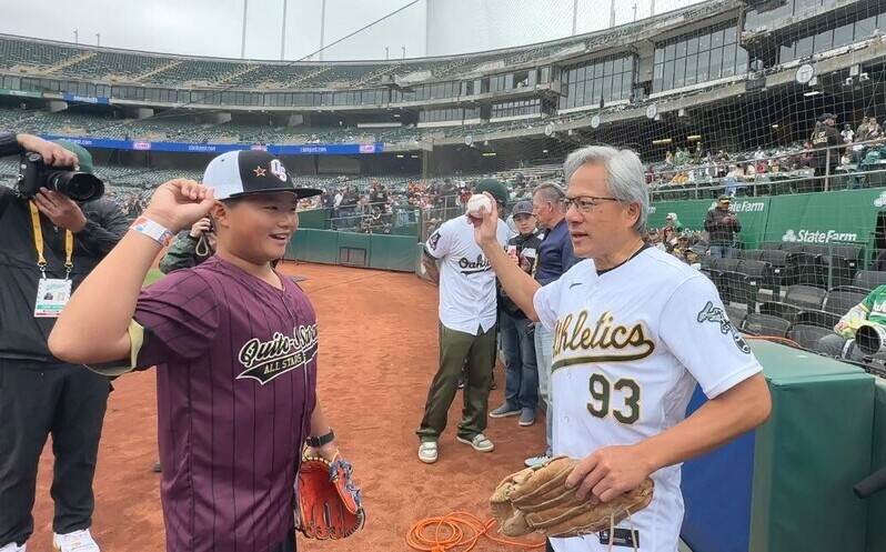 與黃仁勳同場開球台裔小將 美球評喊讚大聯盟見