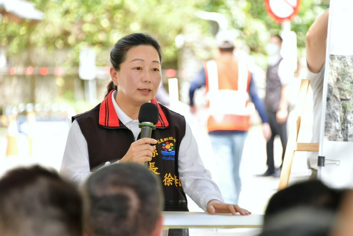行政院長卓榮泰22日率領部會團隊到花蓮視察震災復原狀況，花蓮縣長徐臻蔚報告災情。 圖：行政院提供