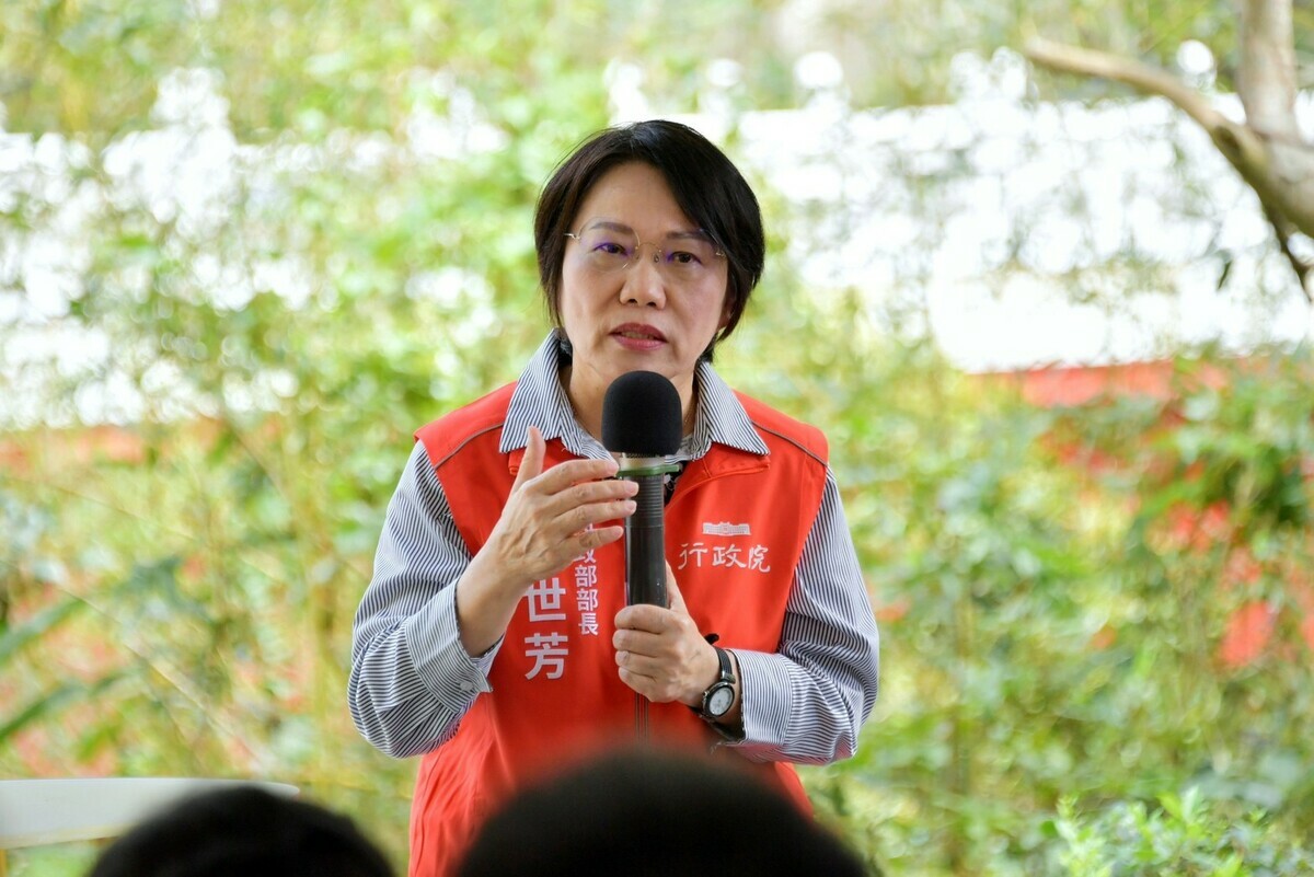 行政院長卓榮泰22日率領部會團隊到花蓮視察震災復原狀況，內政部長劉世芳說明協助工作進行。 圖：行政院提供