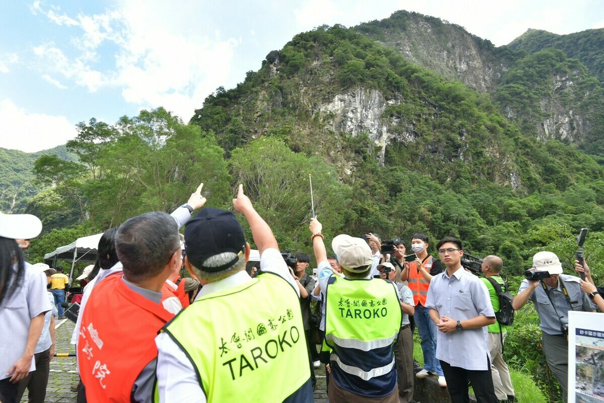 行政院長卓榮泰22日率領部會團隊到花蓮視察震災復原狀況，現場勘查砂卡礑災損現況。 圖：行政院提供