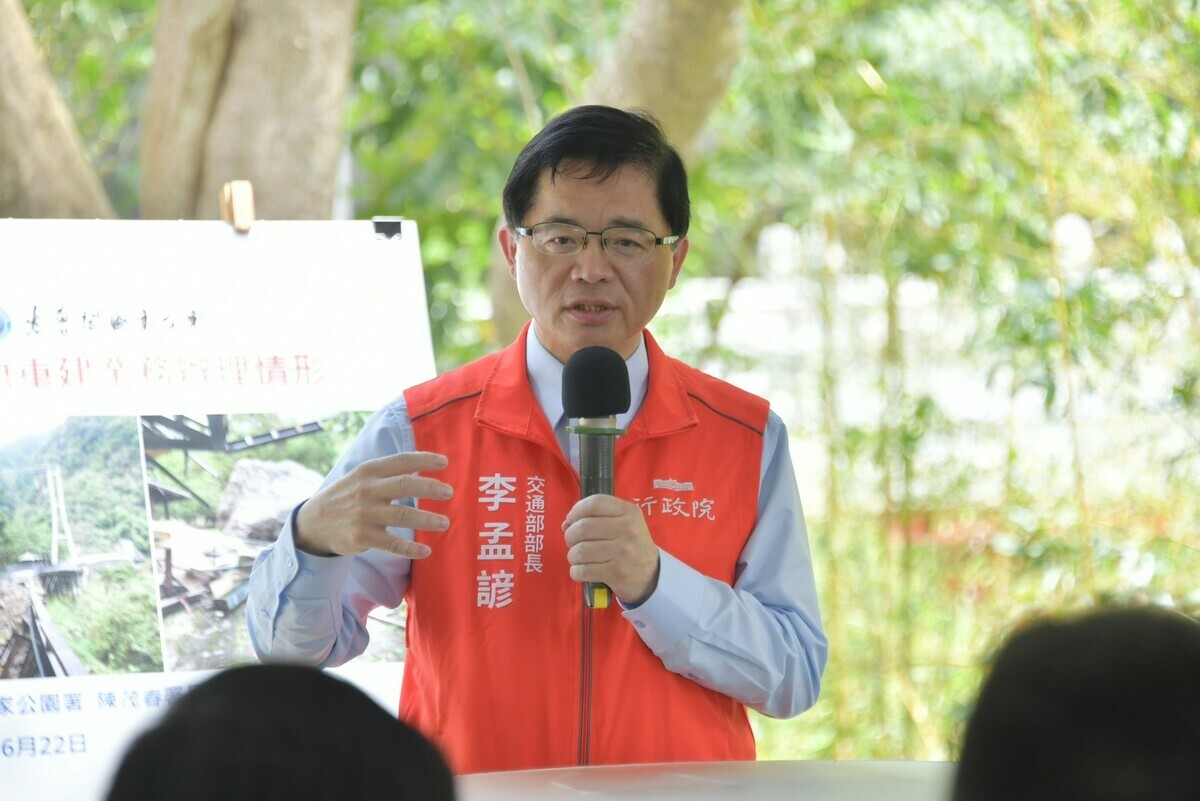 行政院長卓榮泰22日率領部會團隊到花蓮視察震災復原狀況，交通部長李孟諺說明台鐵229車次自強號事故處理。 圖：行政院提供