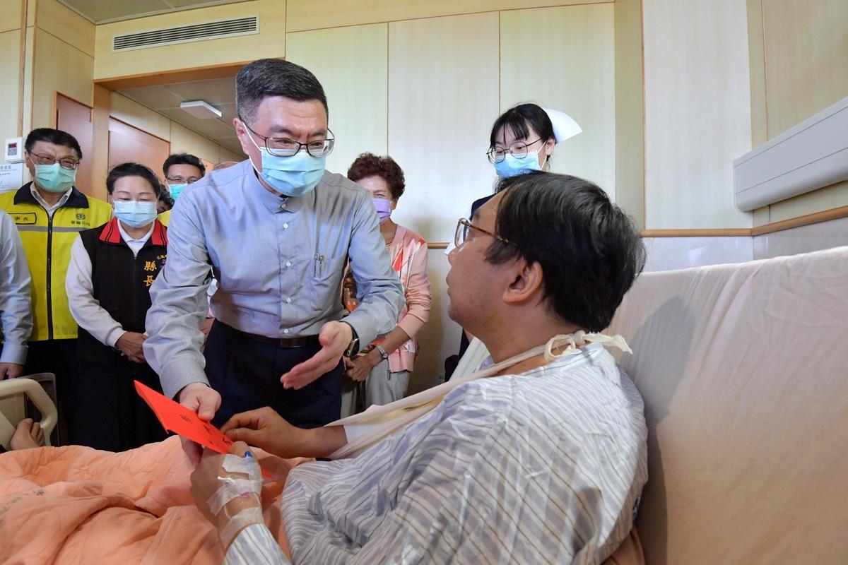 行政院長卓榮泰22日赴花蓮慈濟醫院慰問台鐵229車次意外受傷民眾。 圖：行政院提供