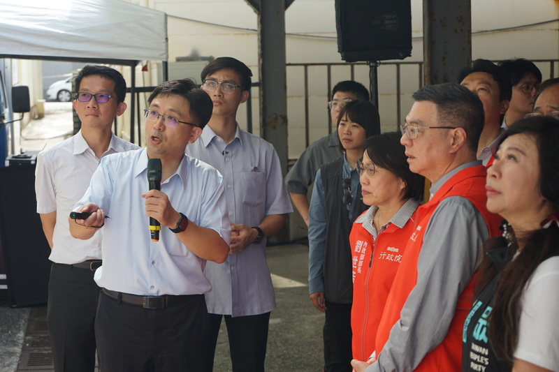 行政院長卓榮泰（右2）22日至花蓮市現代生活大樓視察修繕狀況，國家地震工程研究中心主任歐昱辰（左2）為眾人說明建物受損狀況。 圖：中央社