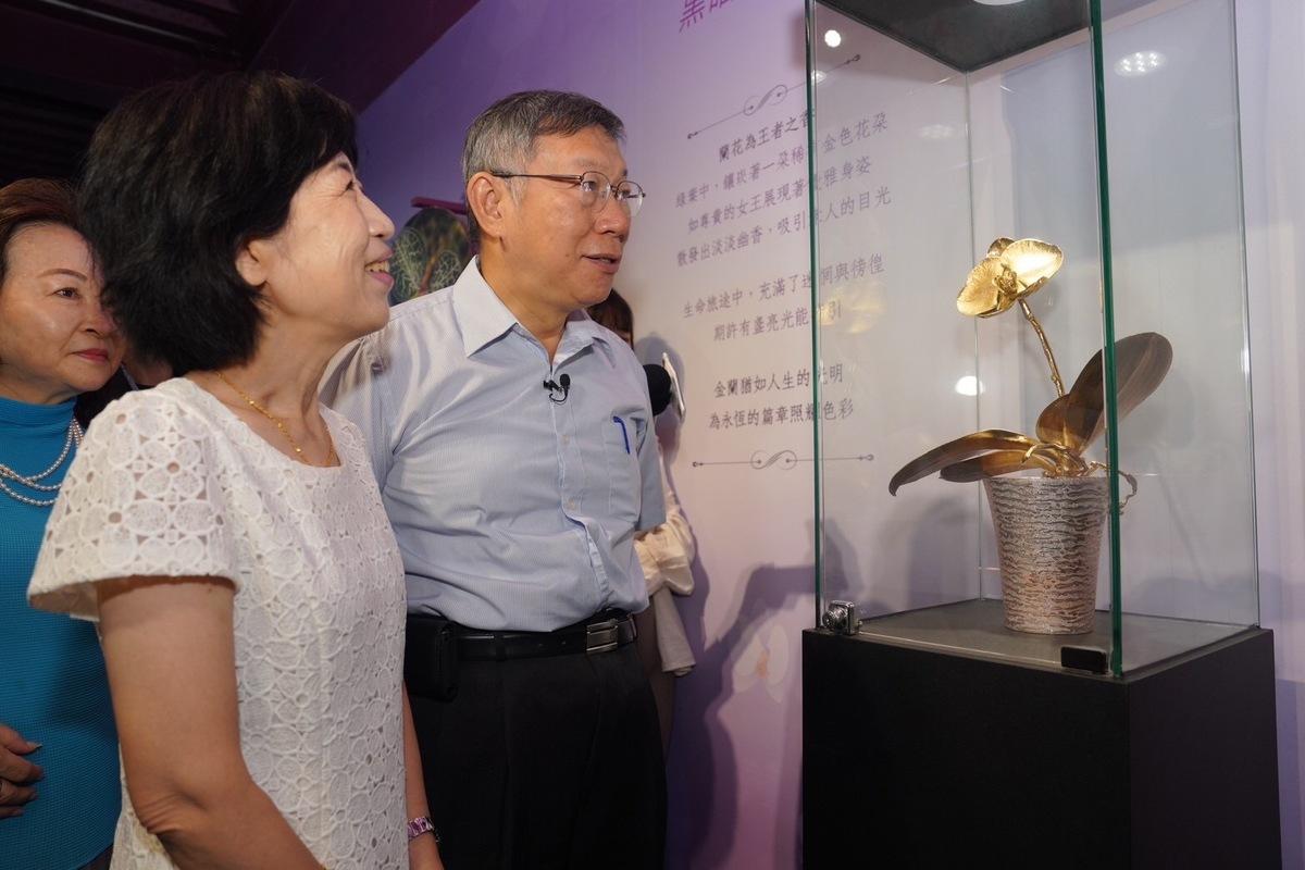 民眾黨主席柯文哲偕同夫人陳佩琪前往台南市六甲區蘭都觀光工廠參訪。 圖：民眾黨提供