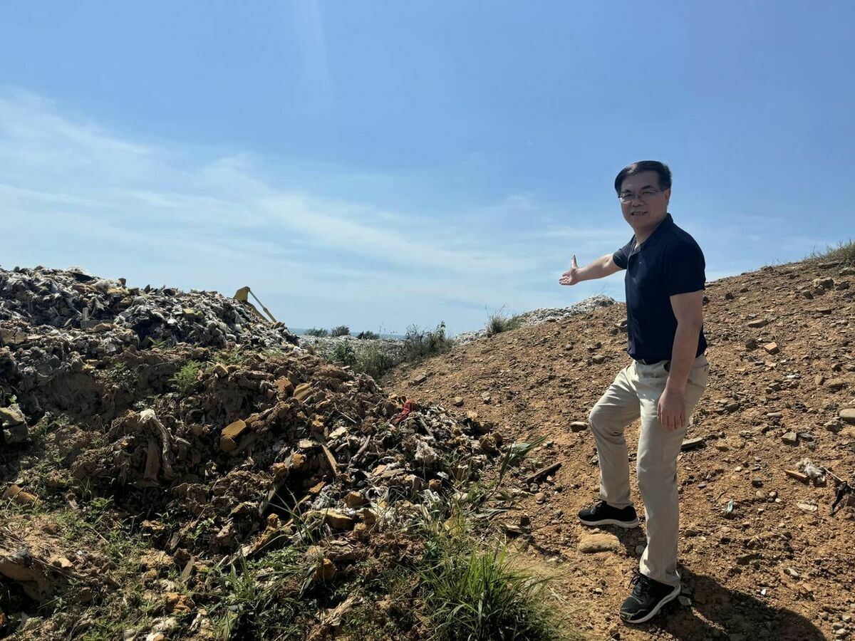 新竹縣待處理垃圾堆積成山，再加上事業廢棄物濫倒問題嚴峻，帶來環境污染與惡臭空污隱憂。 圖：翻攝自彭啟明臉書