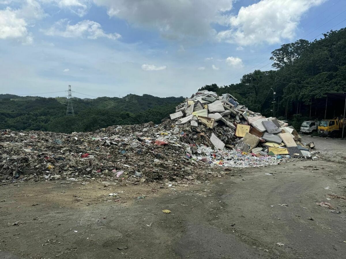 因應垃圾量成長的問題，環境部請各地方環保局加強垃圾強制分類宣導及破袋稽查，重新喚起民眾垃圾分類回收的環保意識。昨(6)日邀集各地方環保局主管，辦理執行成果，其中彰化縣實施一週後，垃圾量已減少11.5%。 圖：翻攝自彭啟明臉書