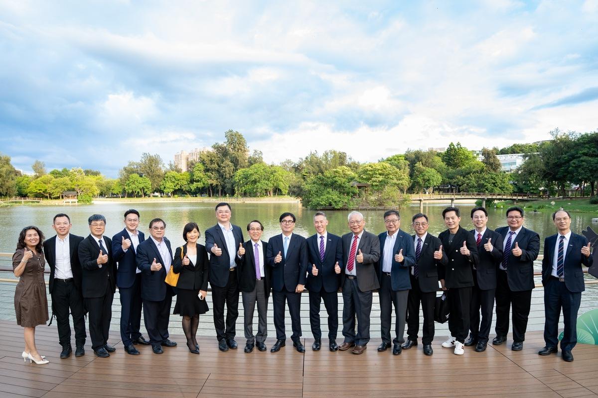 陳其邁率市府團隊參訪清大在校園景點成功湖前合影。 圖：高雄市政府/提供