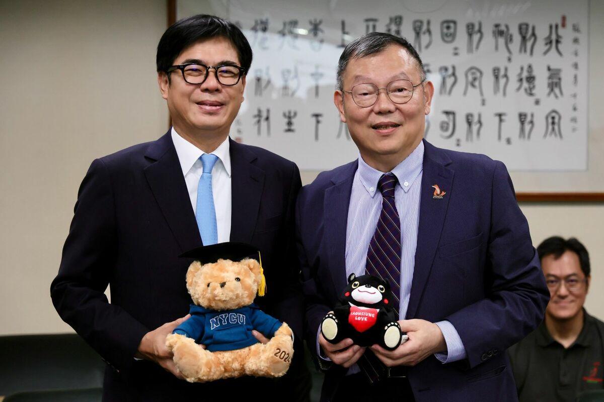 陳其邁(左)率市府團隊參訪陽明交大與林奇宏互換吉祥物。 圖：高雄市政府/提供
