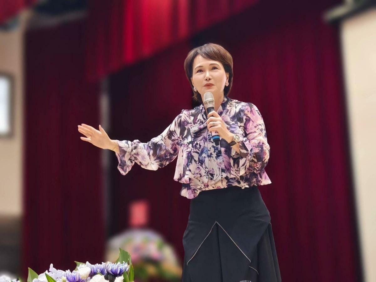 沈春華應邀回母校雄女演講。 圖：高雄女中/提供