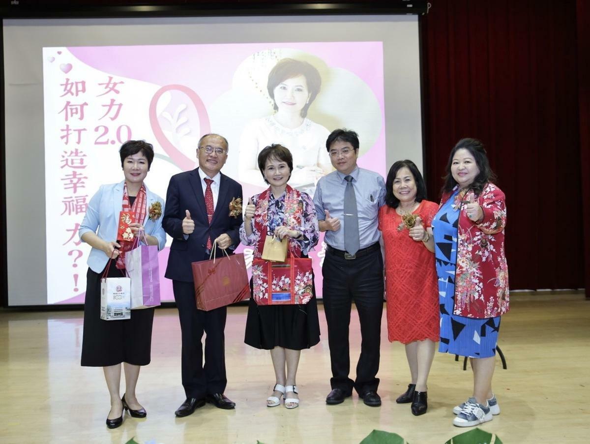 雄女百年校慶系列講座邀請沈春華(左三)回母校演講。 圖：高雄女中/提供