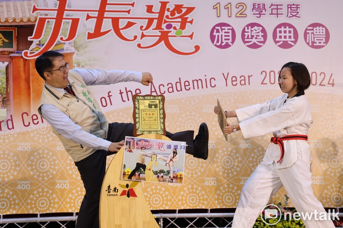 擅長跆拳的市長獎得主特請黃偉哲陪她擺出跆拳道動作。 圖：台南市政府提供
