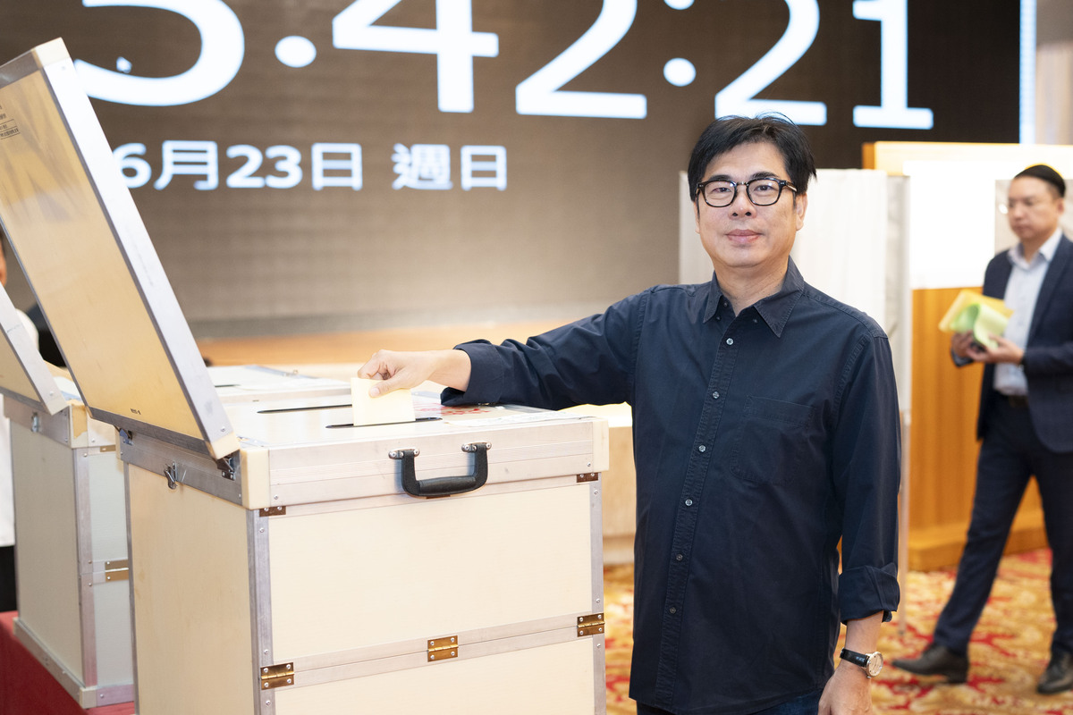 民進黨高雄市黨部第八屆執行委員暨評議委員改選，陳其邁完成投票。 圖：民進黨高雄市黨部/提供