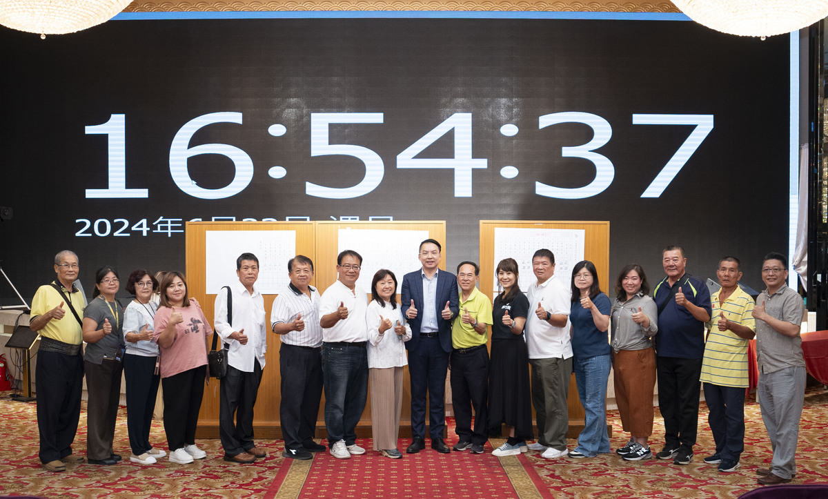 黃文益(中)與新當選的市黨部執行委員。 圖：民進黨高雄市黨部/提供