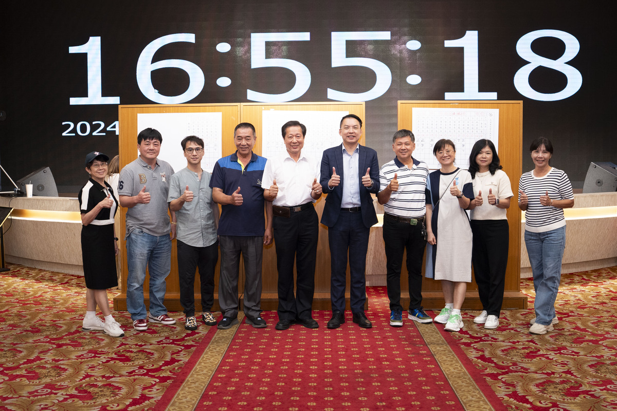 黃文益(右五)與新當選的市黨部評議委員。 圖：民進黨高雄市黨部/提供