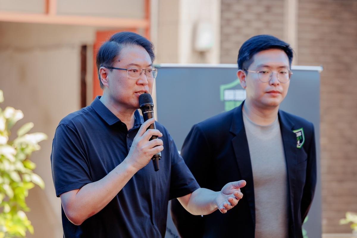民進黨秘書長林右昌（左）日前回到基隆八斗子福清宮宣講，議員張顥瀚陪同。 圖：民進黨/提供