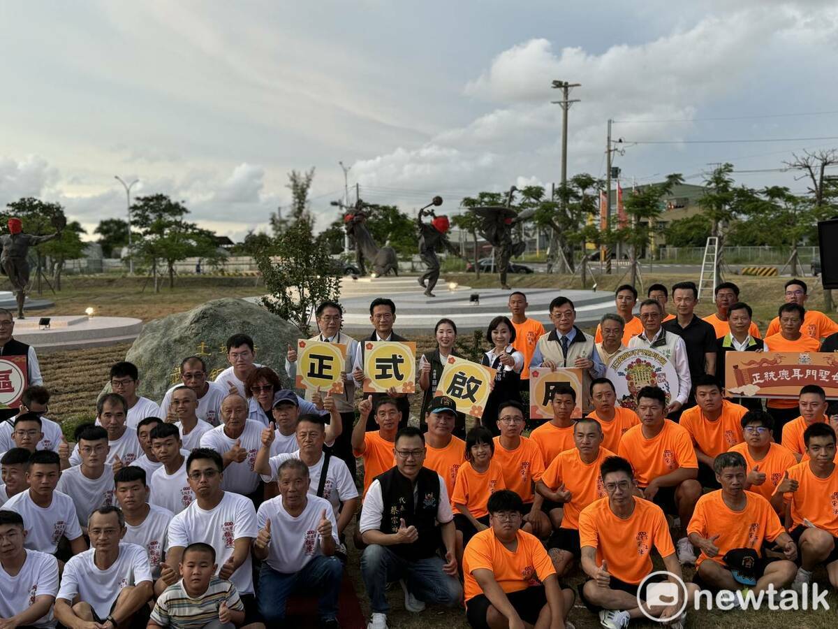 正統鹿耳門聖母廟舉辦全台唯一的「武陣銅雕園區」的啟用儀式，讓民眾能近距離欣賞傳統武陣的迷人魅力。台南市長黃偉哲、立法委員林俊憲、聖母廟主委王增榮等人與各武陣的代表一同為園區揭幕。 圖：林俊憲服務處提供